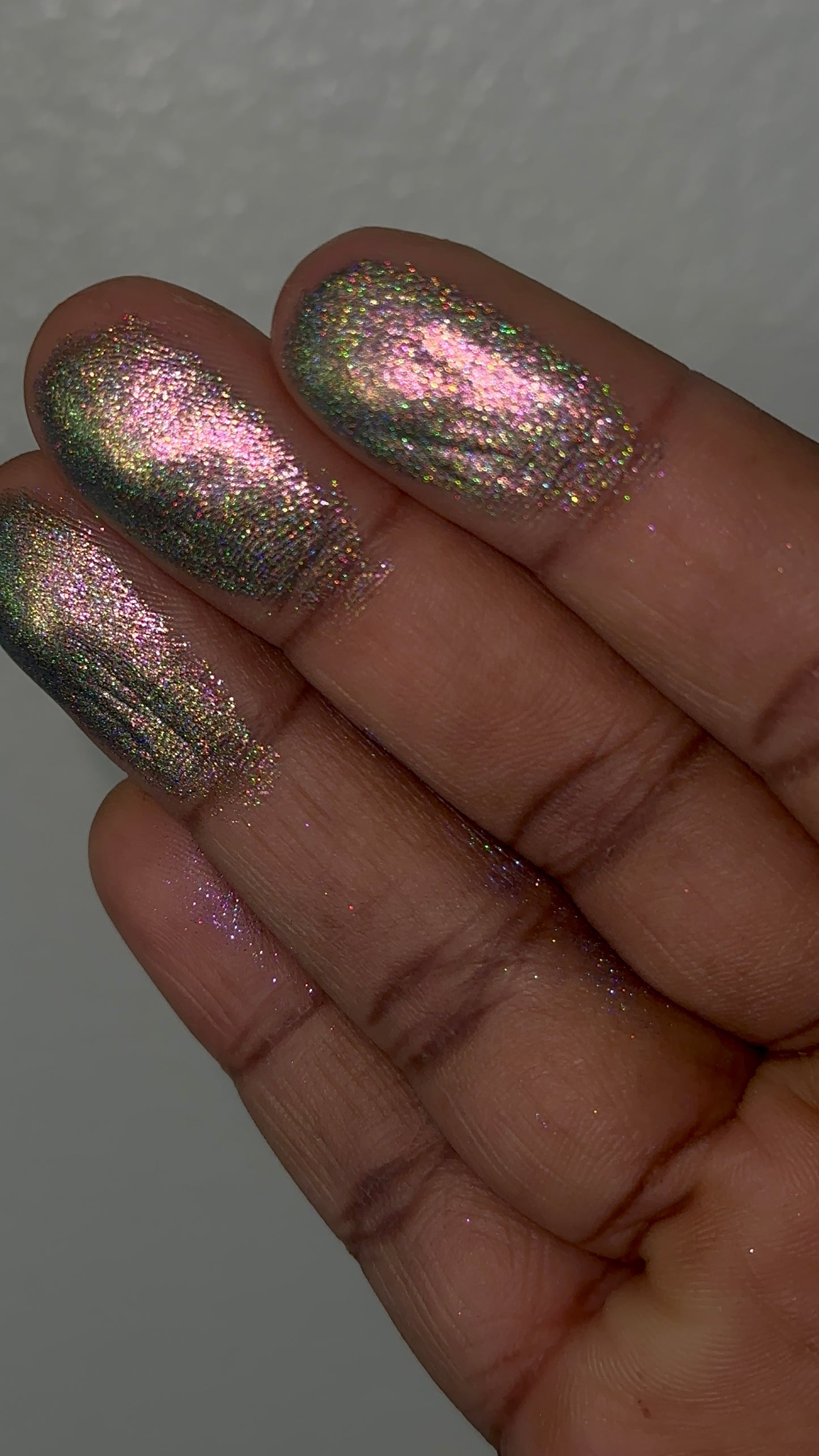 “Creamy Sparkles” Soft HOLOGRAPHIC EYESHADOW