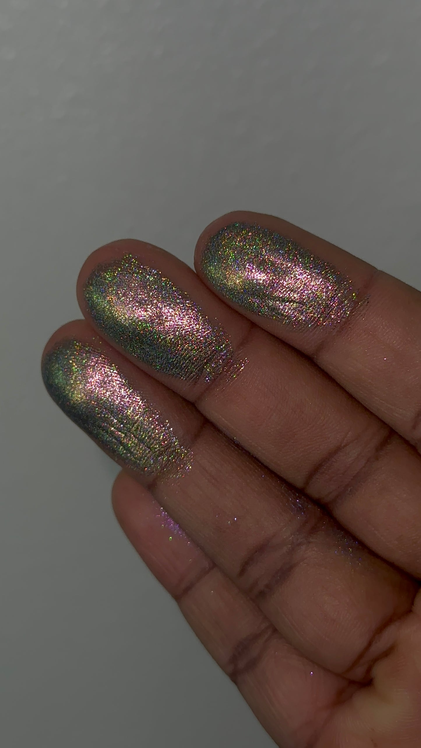 “Creamy Sparkles” Soft HOLOGRAPHIC EYESHADOW