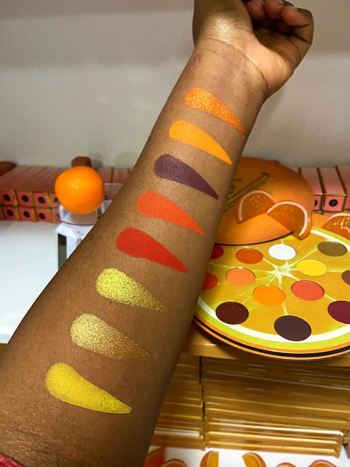 ORANGE SHAPED EYESHADOW PALETTE