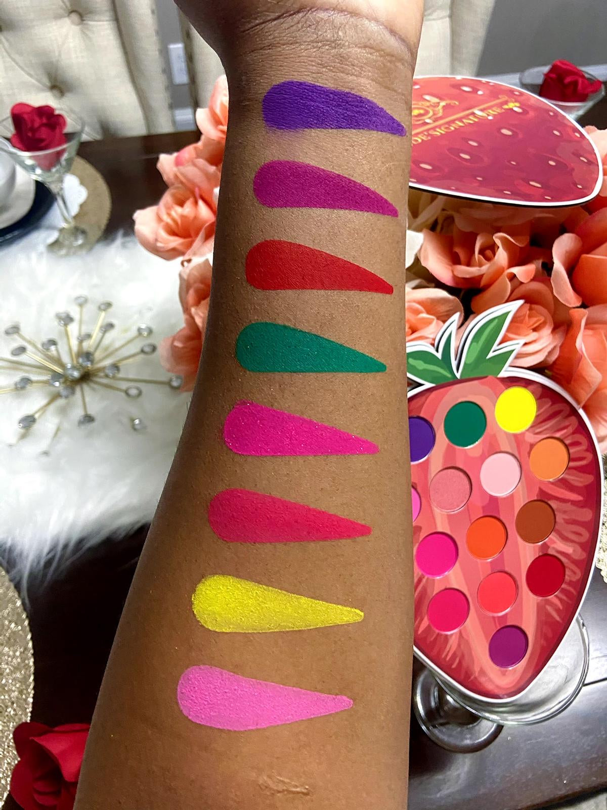 STRAWBERRY SHAPED EYESHADOW PALETTE